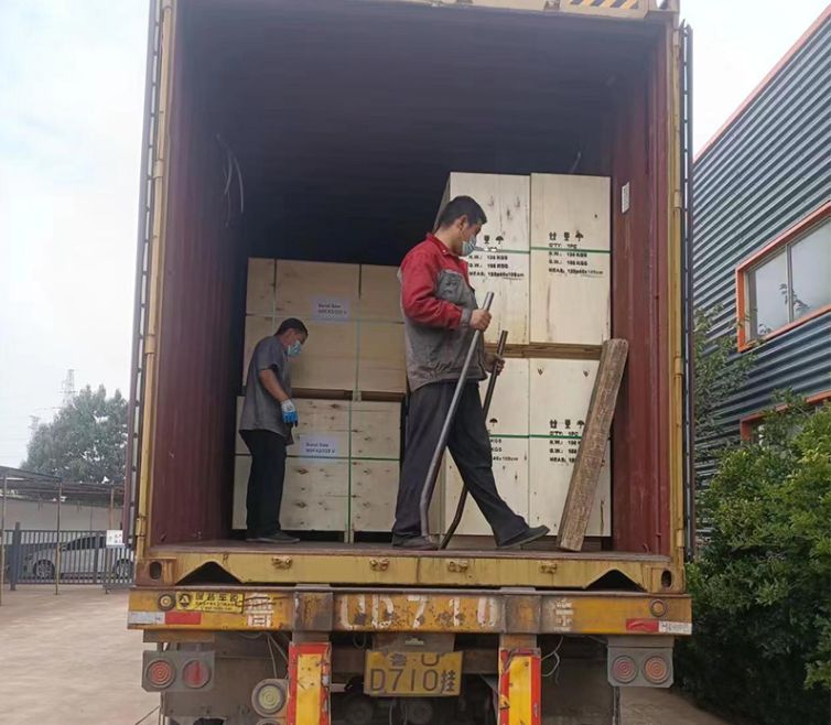 Metal Sawing Machine Loading 40HQ container